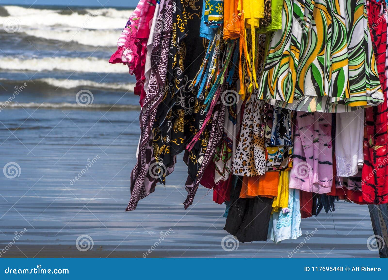 Foto de puesto de ropa, ropa, venta ambulante, playa, verano do