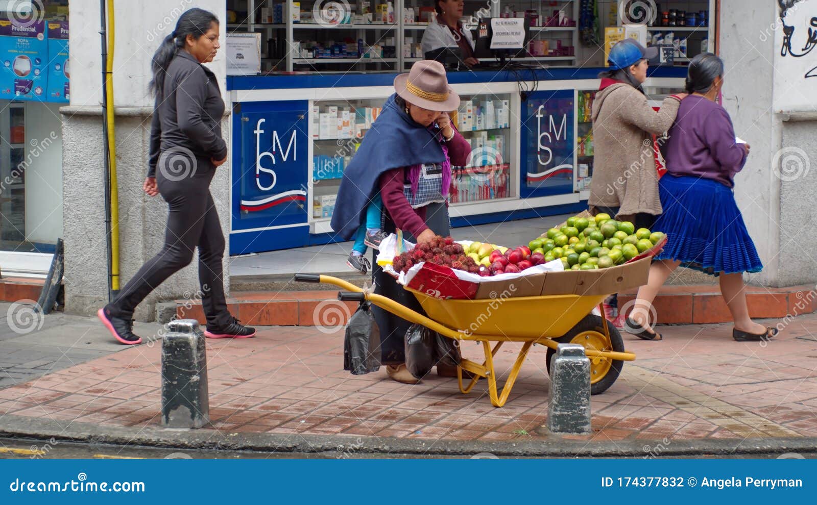 Carro de la fruta imagen editorial. Imagen de vendedor - 1135175
