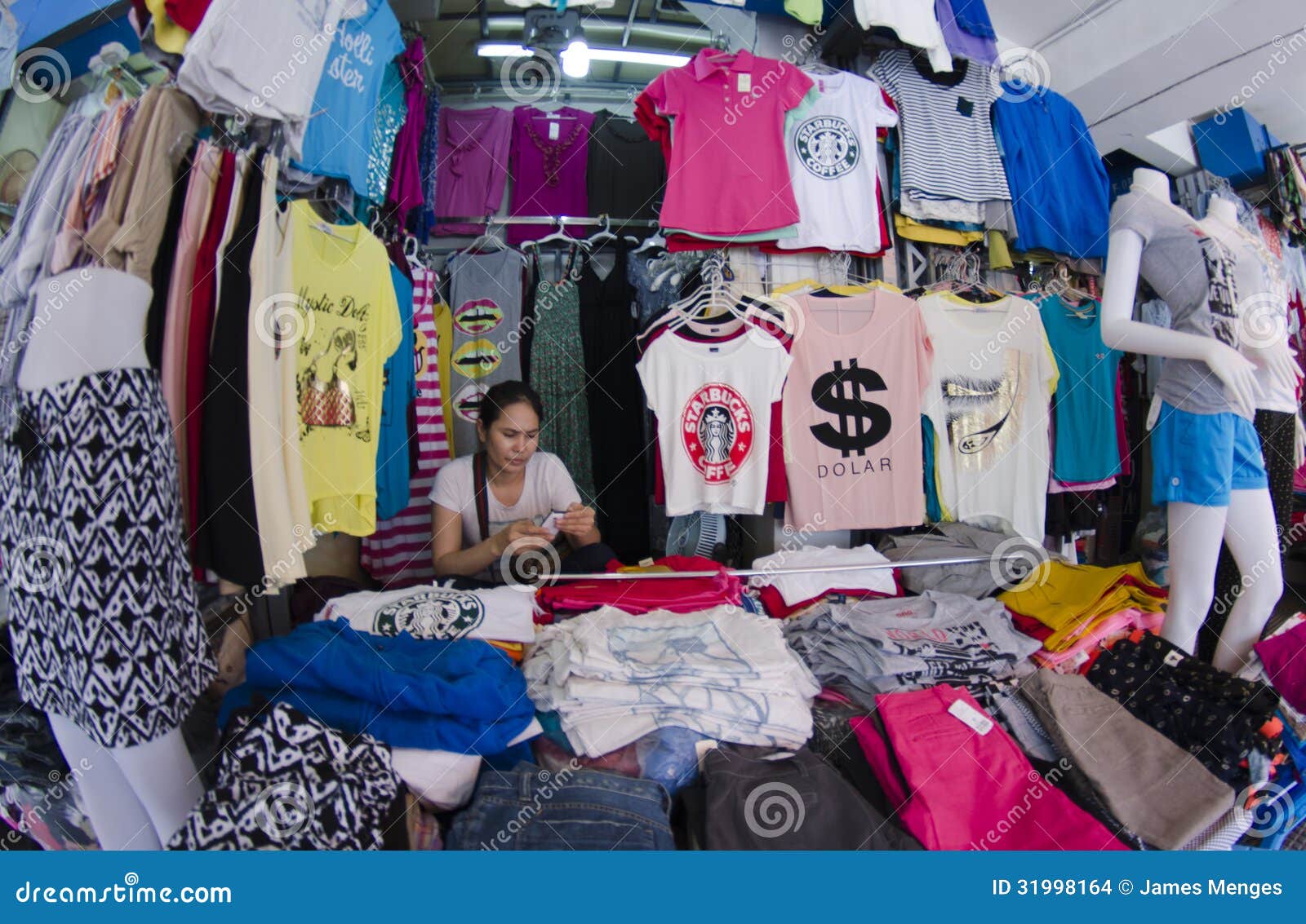 Vendedor De La Ropa En El Mercado Imagen de archivo editorial - Imagen de  vendedores, calle: 31998164