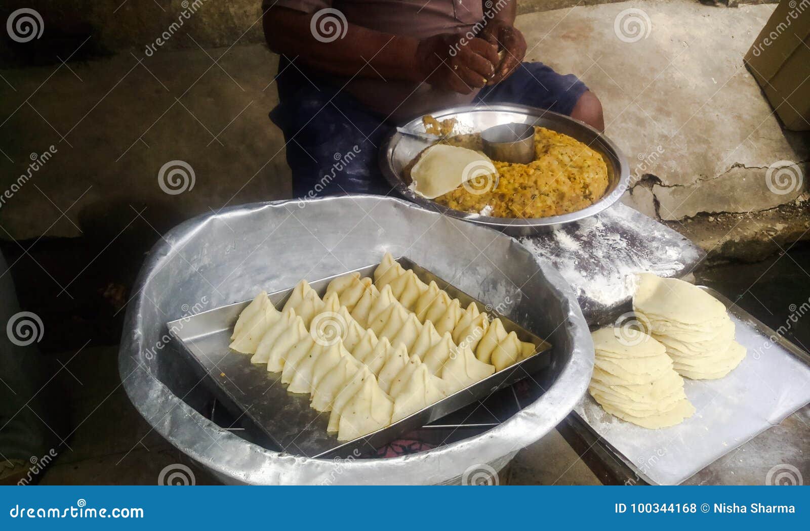 Vendedor de rua. Homem que faz o samosa