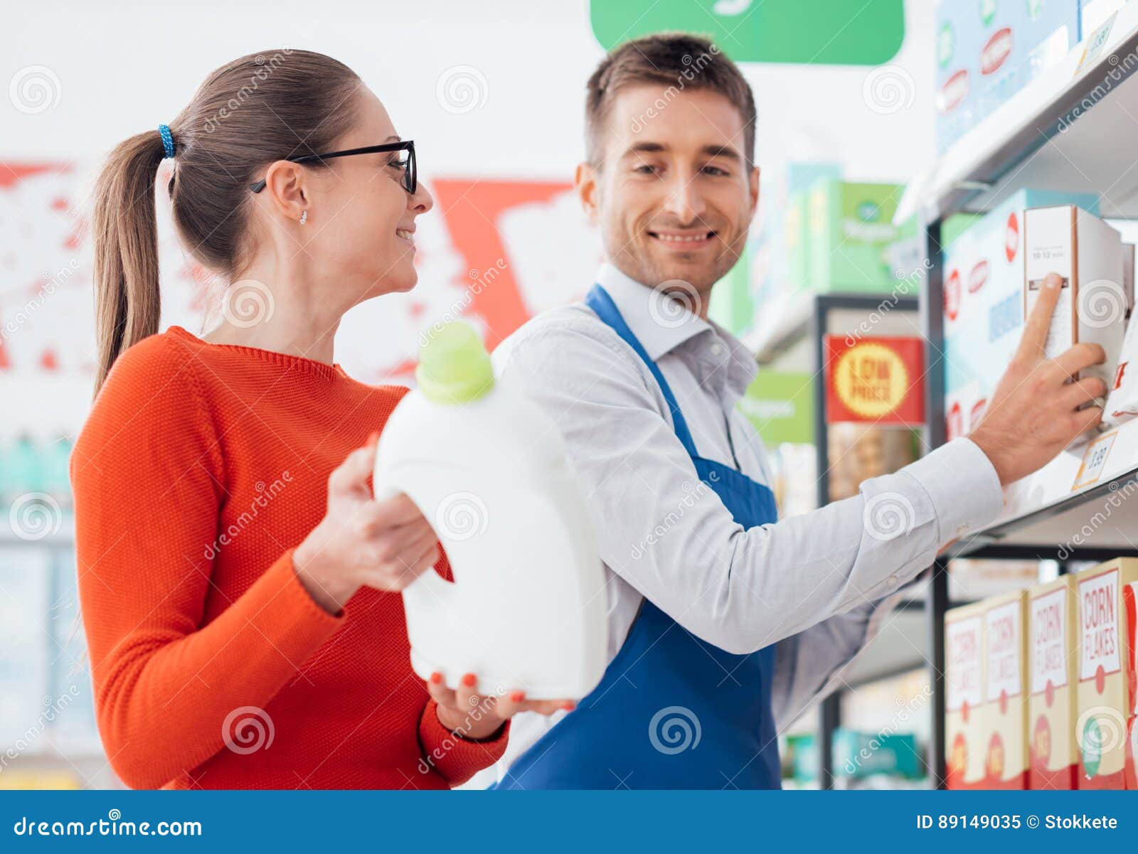 Vendedor Del Supermercado Que Ayuda a Un Cliente Imagen de archivo