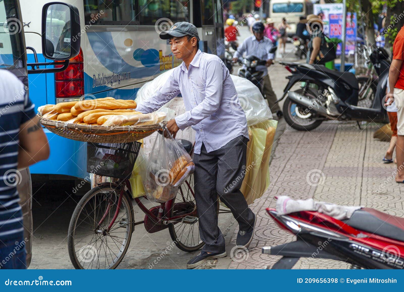 Vendedora De Pão Vietnamita Vendendo Comida De Bicicleta Na Rua Foto de  Stock Editorial - Imagem de colega, seletivo: 209656398