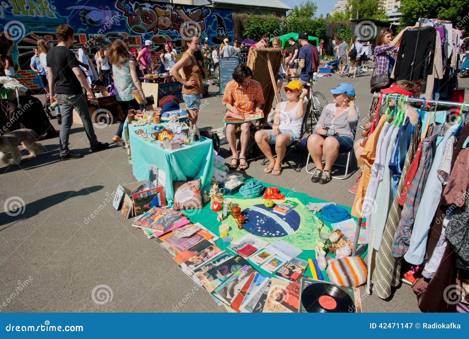 Vendedores De La Espera Del Bazar De La Segunda Mano Para El Cliente  Fotografía editorial - Imagen de hermoso, mano: 42471147