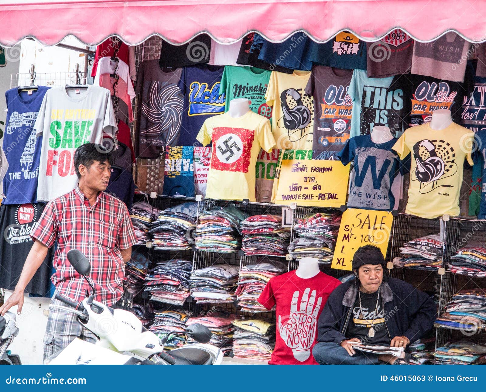 Diversos vendedores de las camisetas en Bangkok, Tailandia