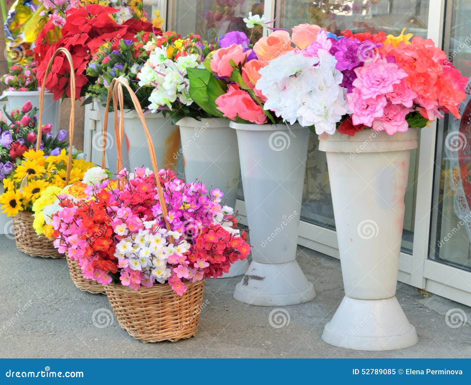 Vendendo flores na rua imagem de stock. Imagem de vitrine 52789085