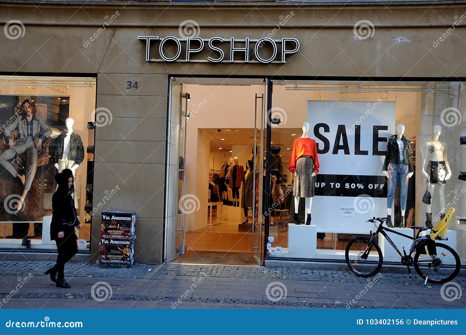 VENDITA DI TOPSHOP FINO AD UN MASSIMO DI 50% FUORI Fotografia ...