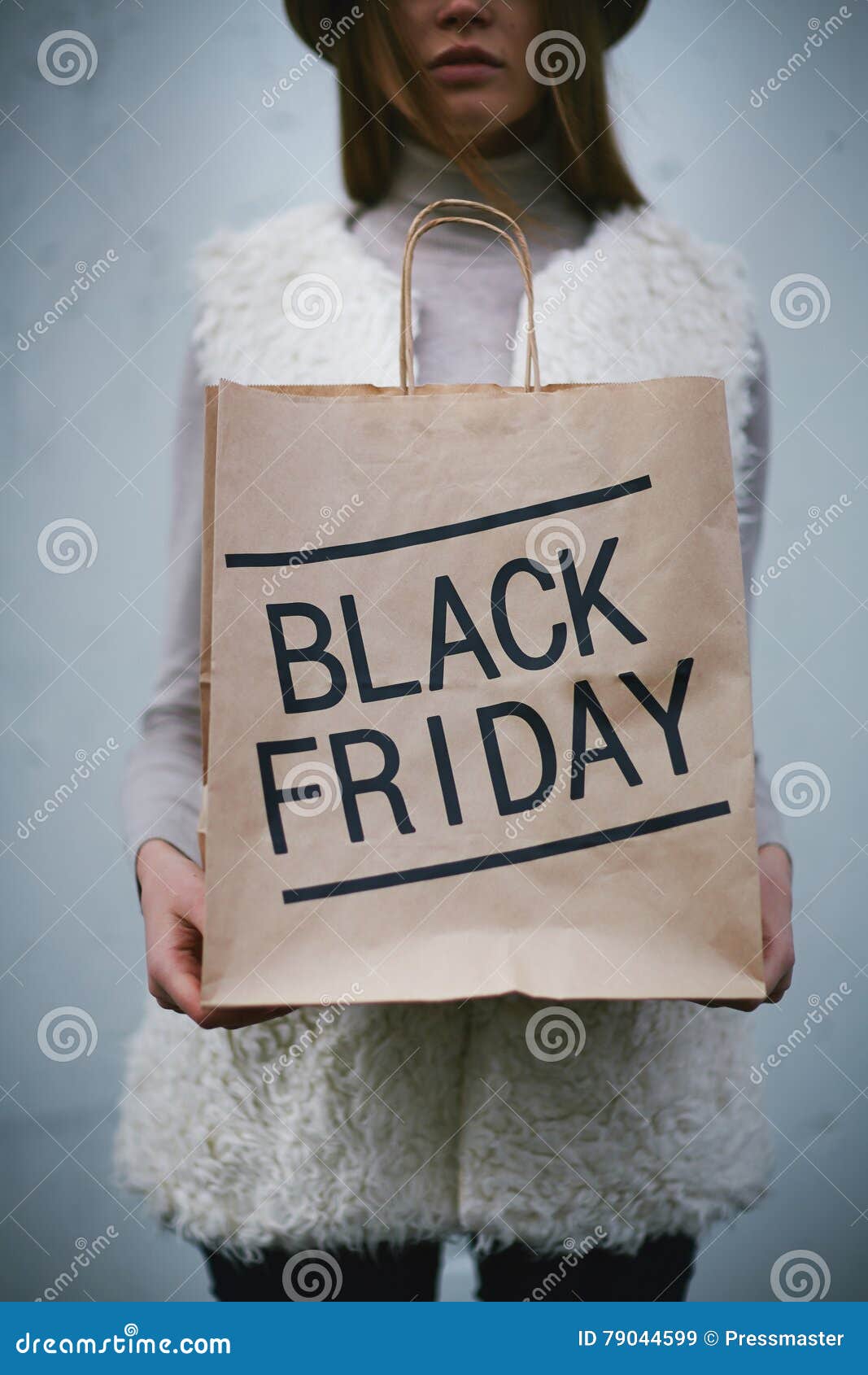 Vendita tradizionale. Giovane compratore che tiene la borsa di Black Friday