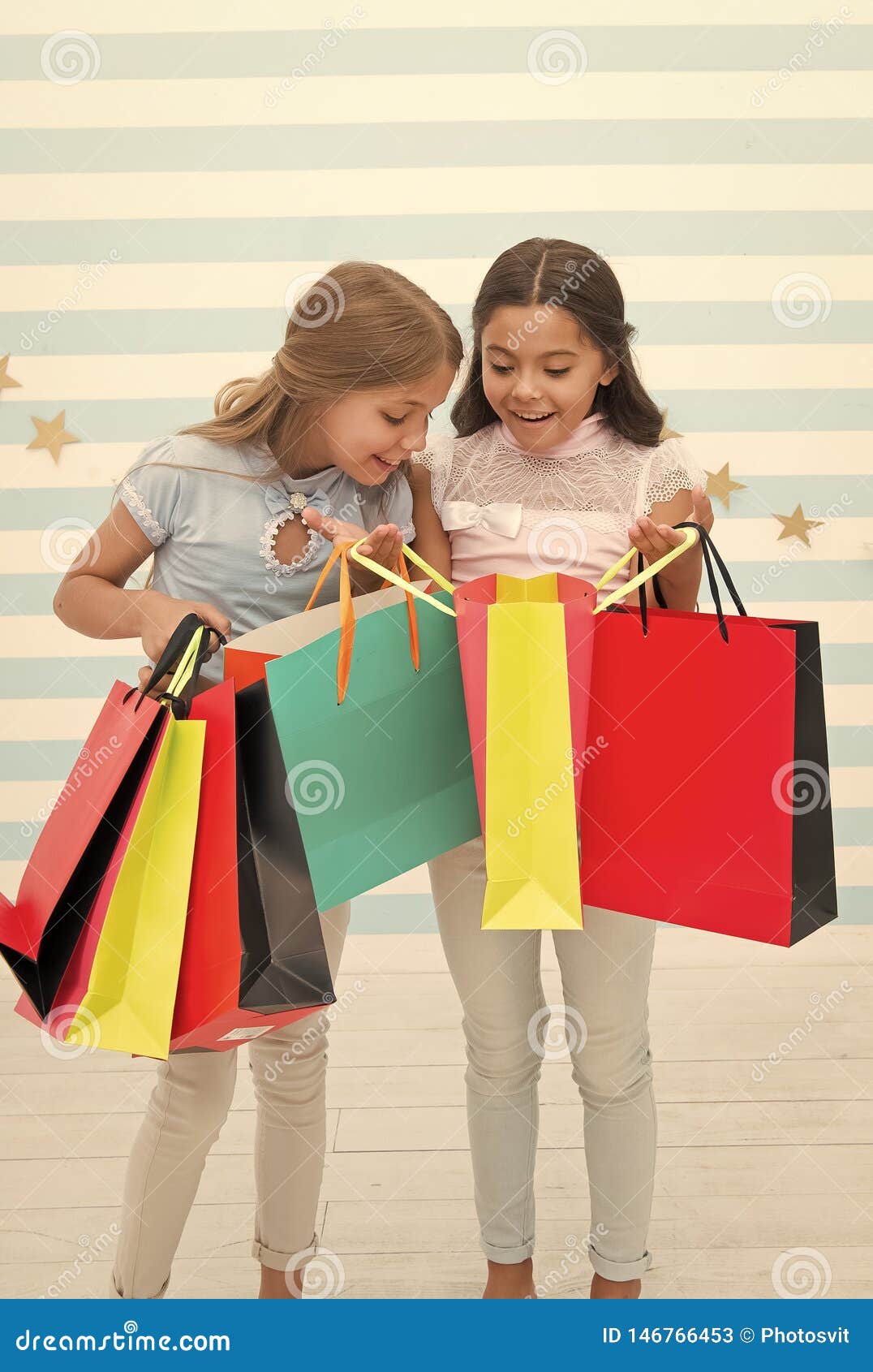 Une Petite Fille Faisant Du Shopping Après Une Grande Vente