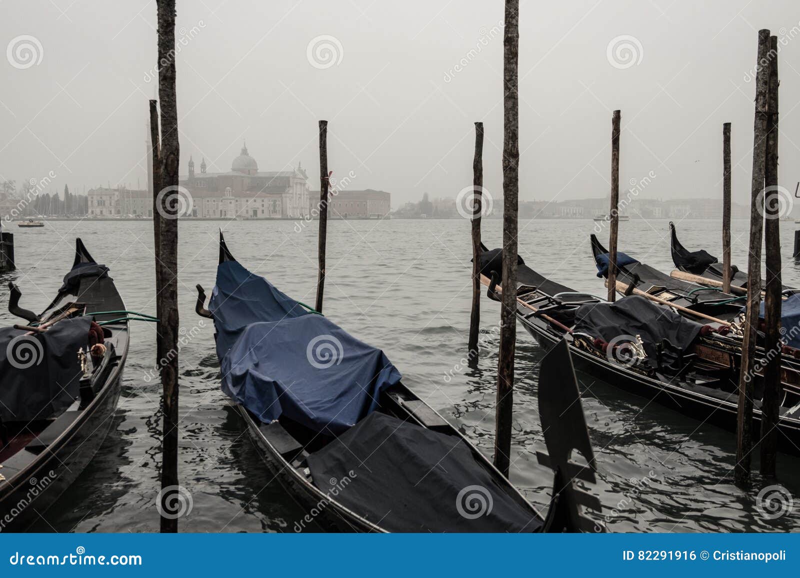 Venecia en otoño con niebla