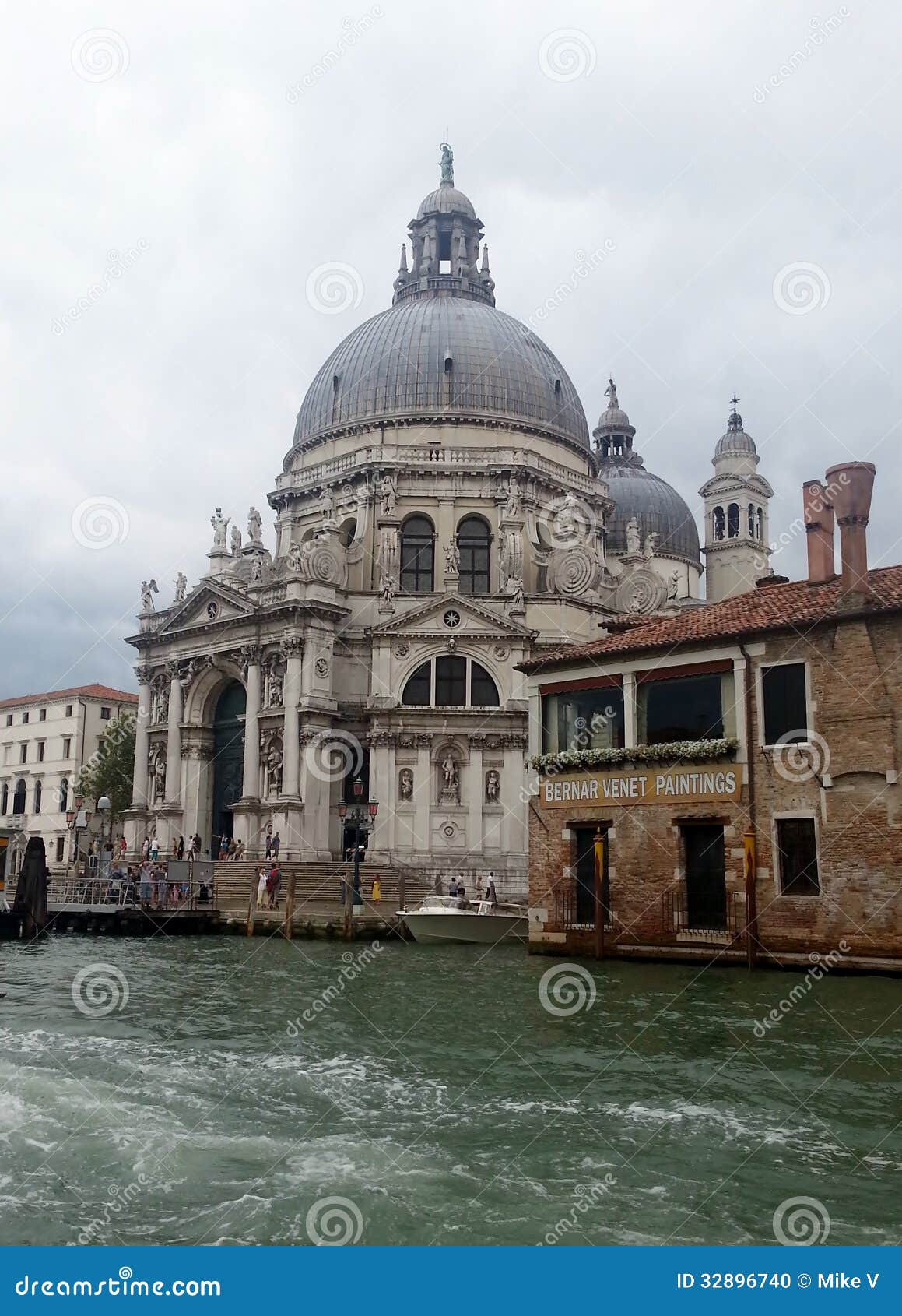 Venedig sikt från en vattentaxi