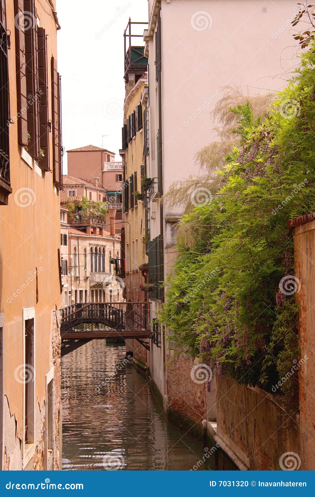 Venedig, Italien. Einer der schmalen Kanäle von Venedig