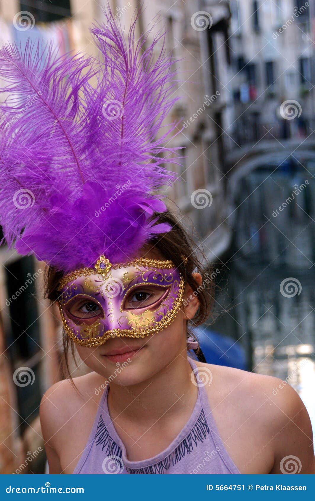 Mädchen mit goldener purpurroter Venedig-Schablone