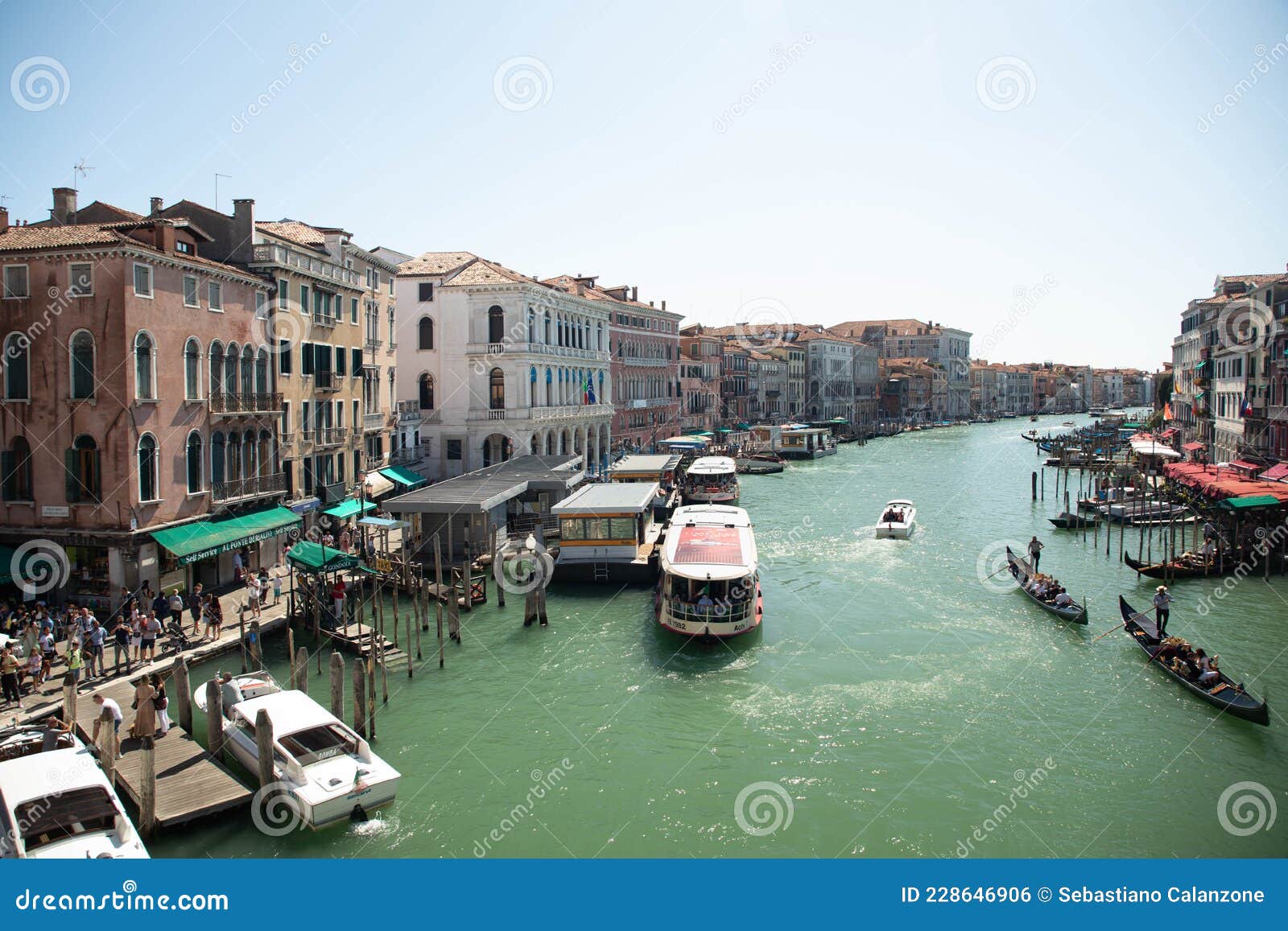 Venezia Vista Panoramica Dall Alto Su Canal Grande Con Turistgondole E ...