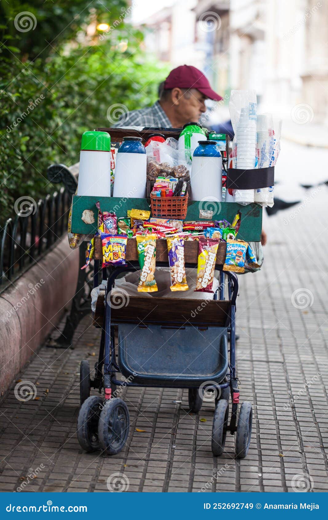 venta-de-café-tradicional-y-aperitivos-en-la-calle-del-parque-bolivar-ciudad-amurallada-cartagena-indias-colombia-agosto-252692749.jpg