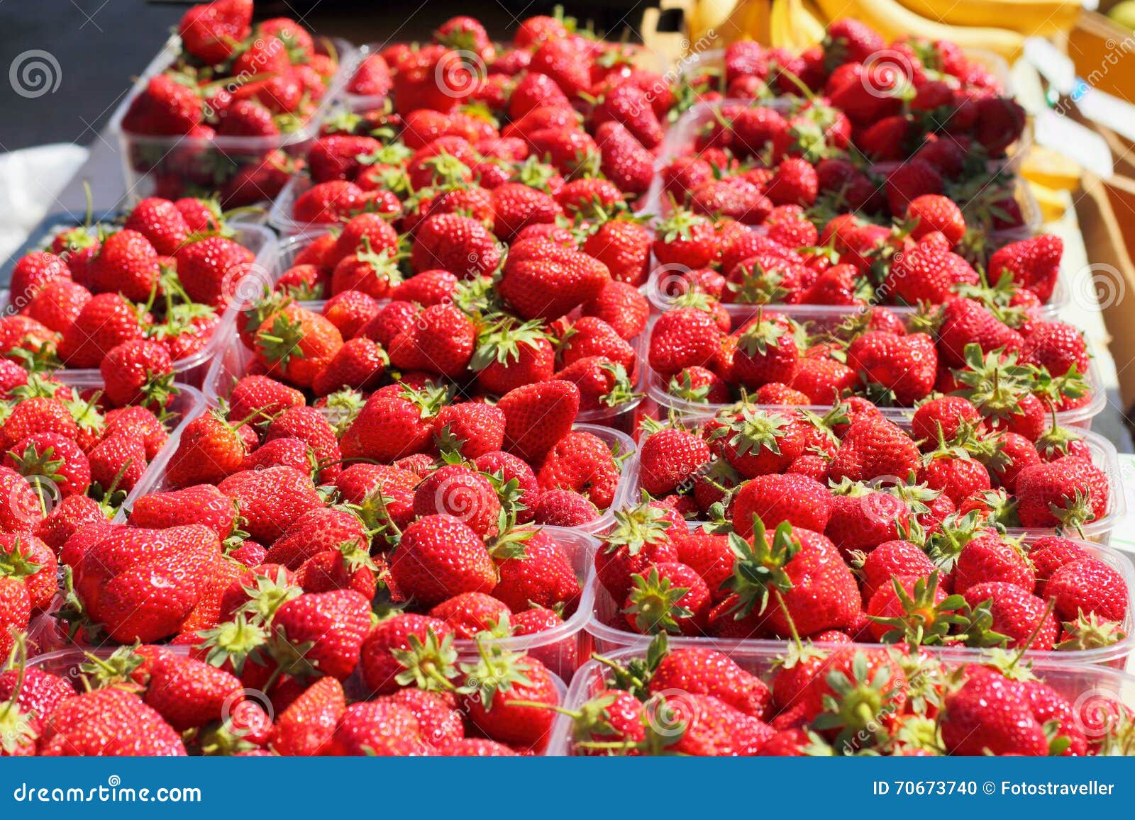 Venta de fresas frescas foto de archivo. Imagen de manzana - 70673740