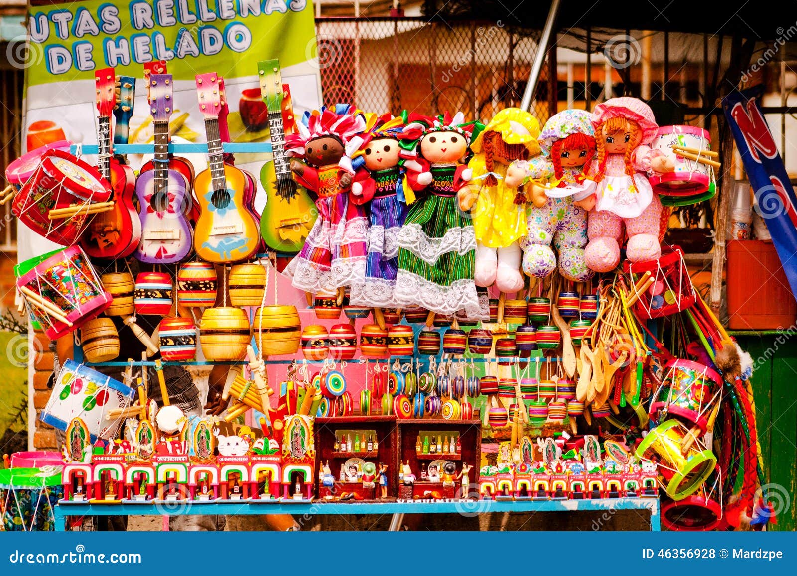 Venta De Juguetes Mexicanos Coloridos Hermosos En Xohimilco, México Foto de archivo - Imagen de juguetes, xohimilco: 46356928