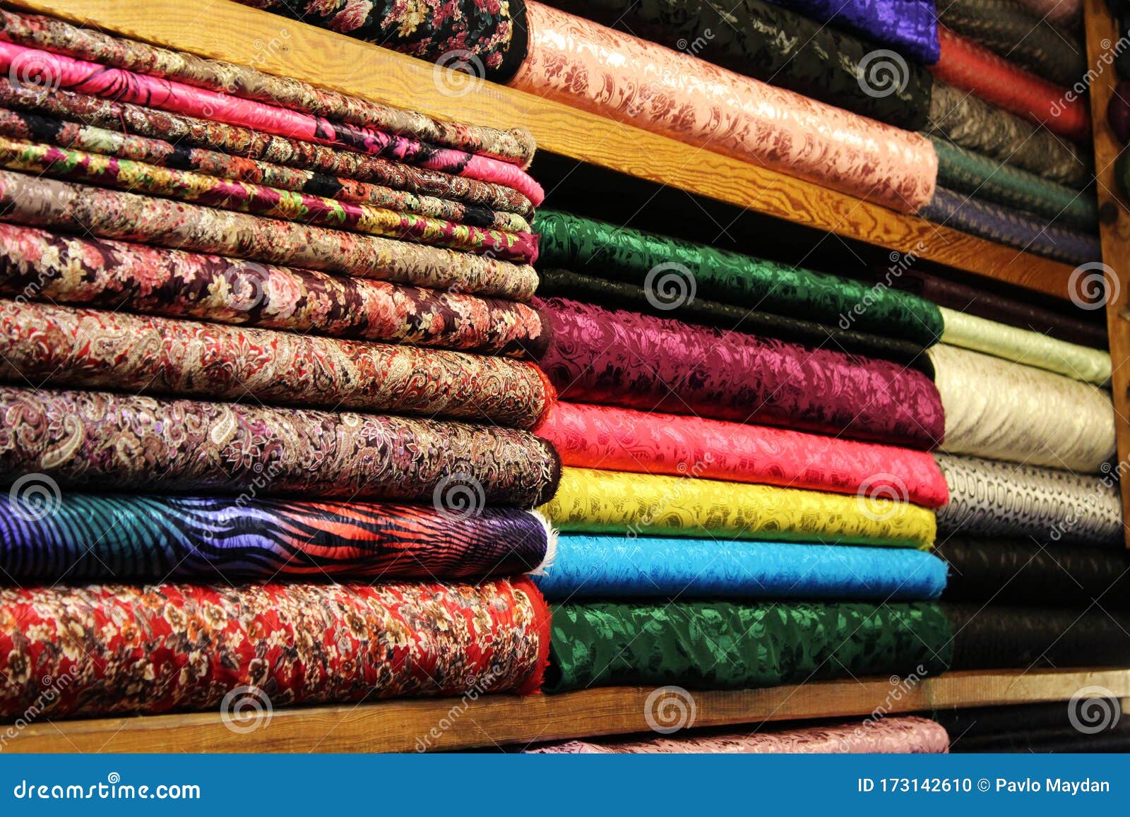 Venta De Textiles Turcos En El Gran Bazar En Estambul, Turquía Foto de  archivo - Imagen de naturalizado, recuerdo: 173142610