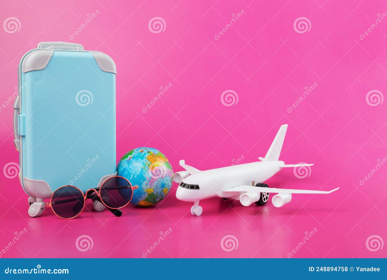 Accesorios De Smartphone Para Viajar En El Avión En Azul Y Rosa Foto de  archivo - Imagen de concepto, accesorios: 95579162