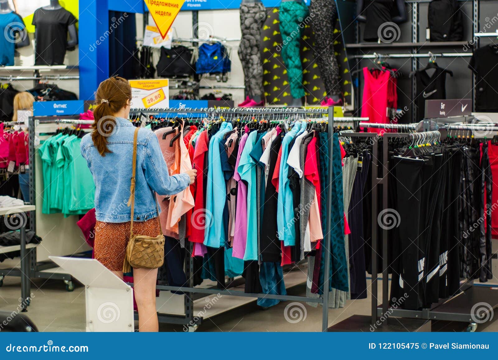 Venta Dentro De La Tienda De Ropa En El Centro Comercial Imagen