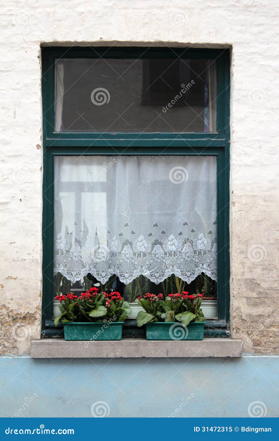 Ventana Con Los Visillos Y Las Flores Imagen de archivo - Imagen de  enmarcado, pared: 31472315