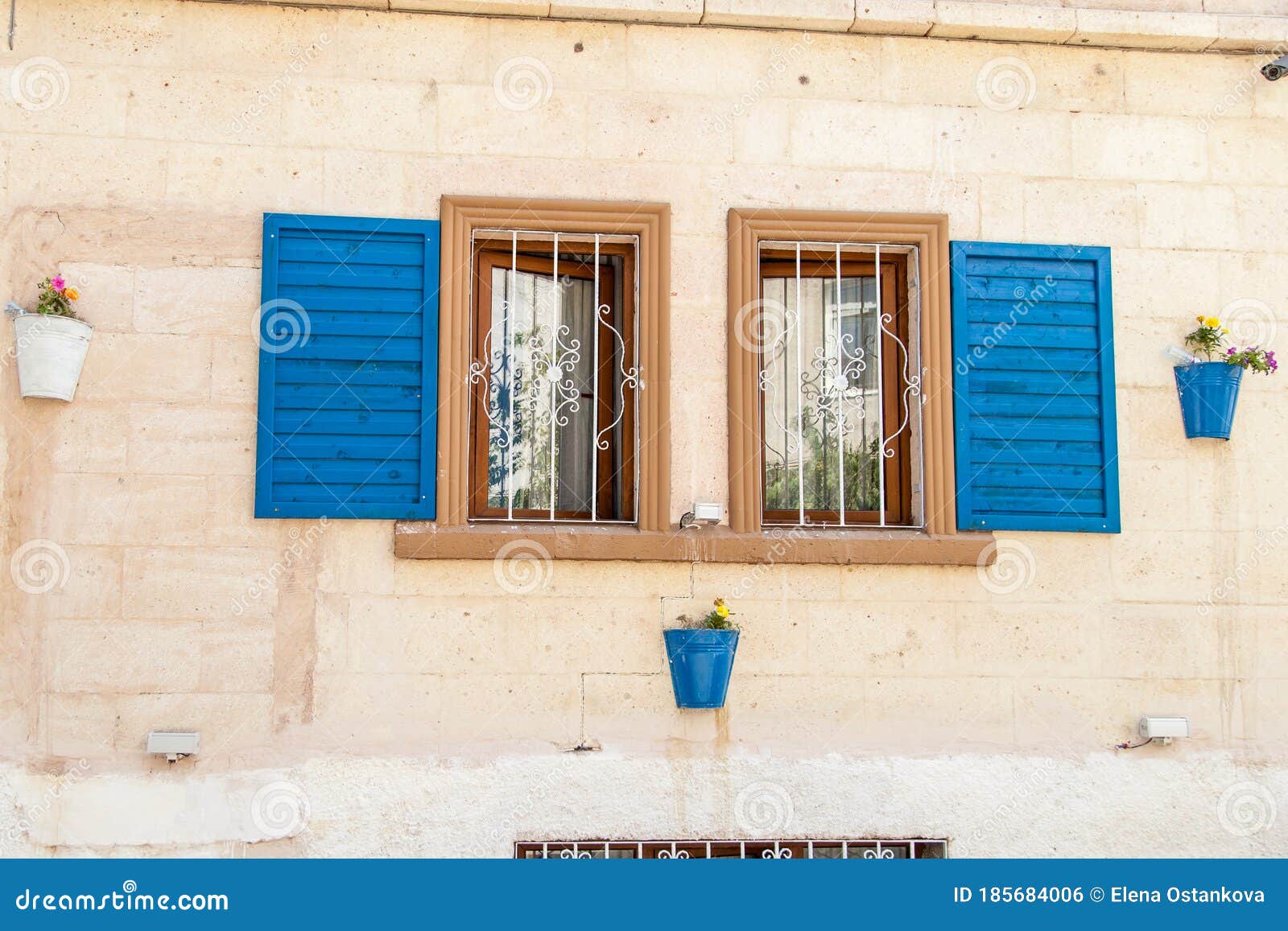 Ventana Con Persianas Foto De Archivo Imagen De Flor 185684006 ventana-con-persianas-foto-de-archivo-imagen-de-flor-185684006