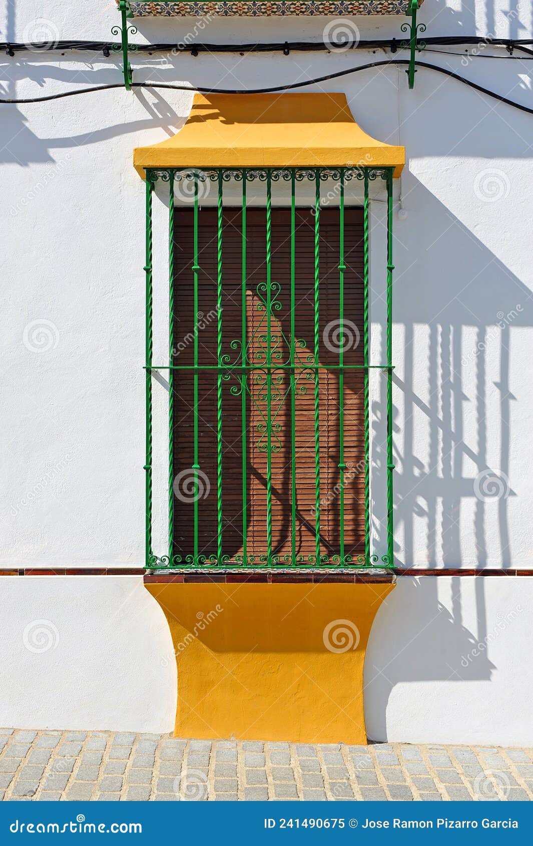 ventana con reja en  castilblanco de los arroyos, provincia de sevilla, andalucÃÂ­a, espaÃÂ±a
