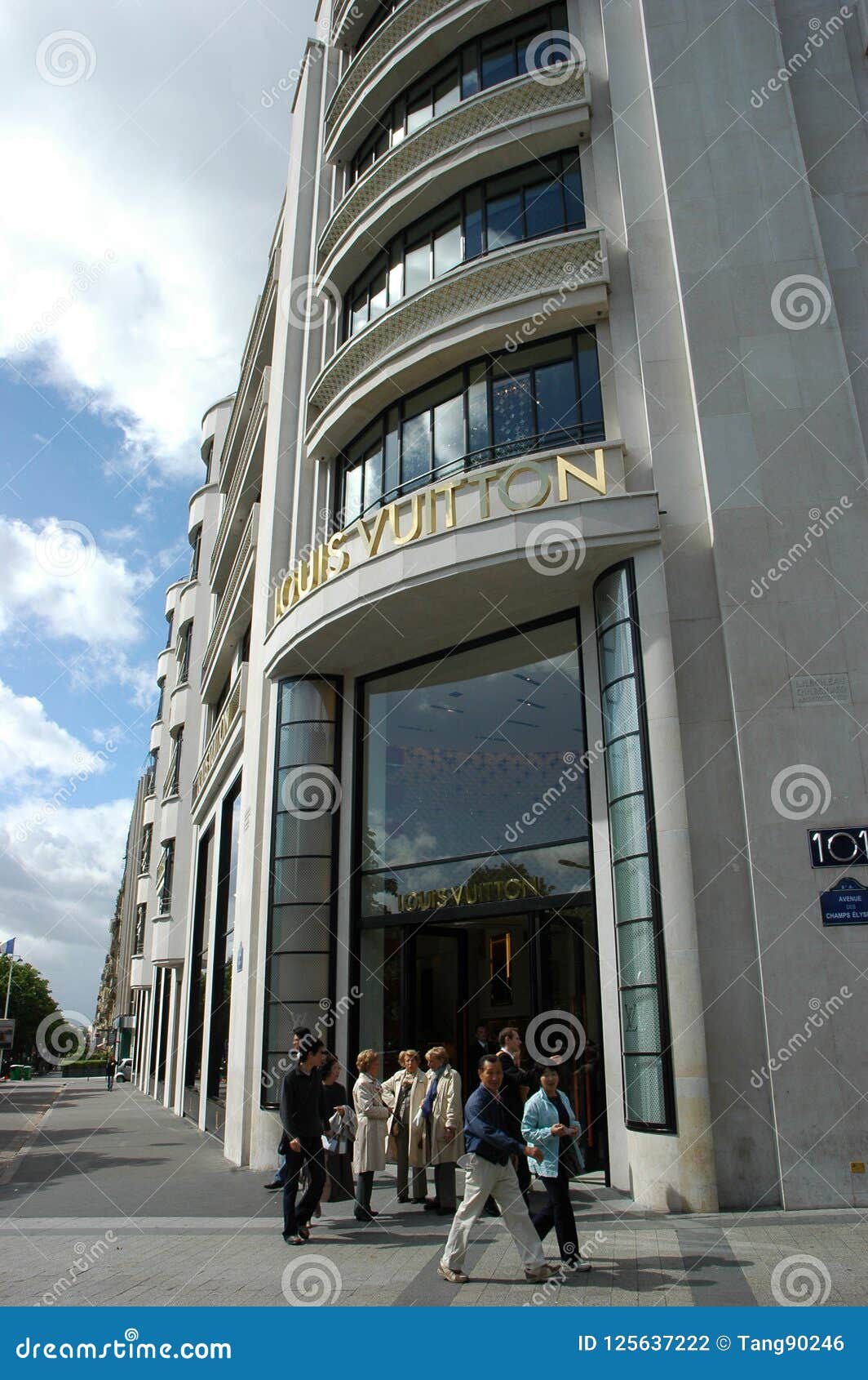 Ventana De La Tienda De Louis Vuitton En El Lugar En París Fotografía  editorial - Imagen de francia, accesorios: 125637222