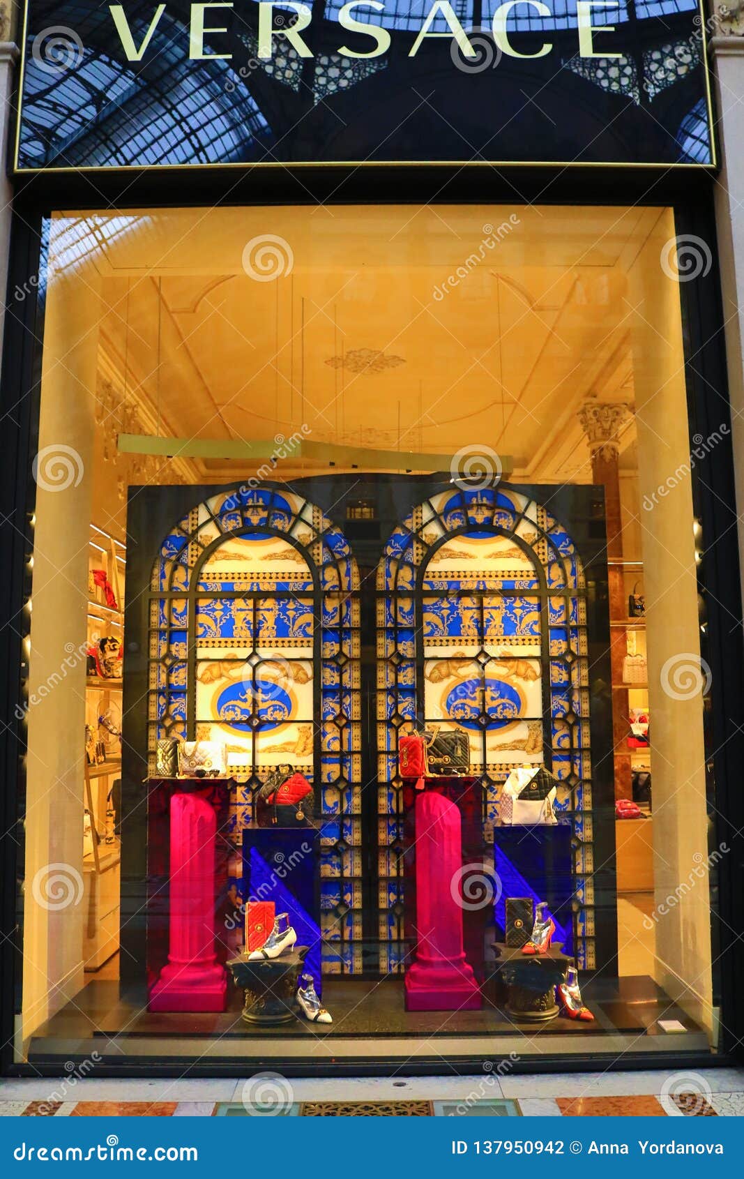 marca hormigón regular Ventana De Lujo Milan Italy De La Tienda De La Ropa De Moda De Versace  Fotografía editorial - Imagen de della, contenido: 137950942