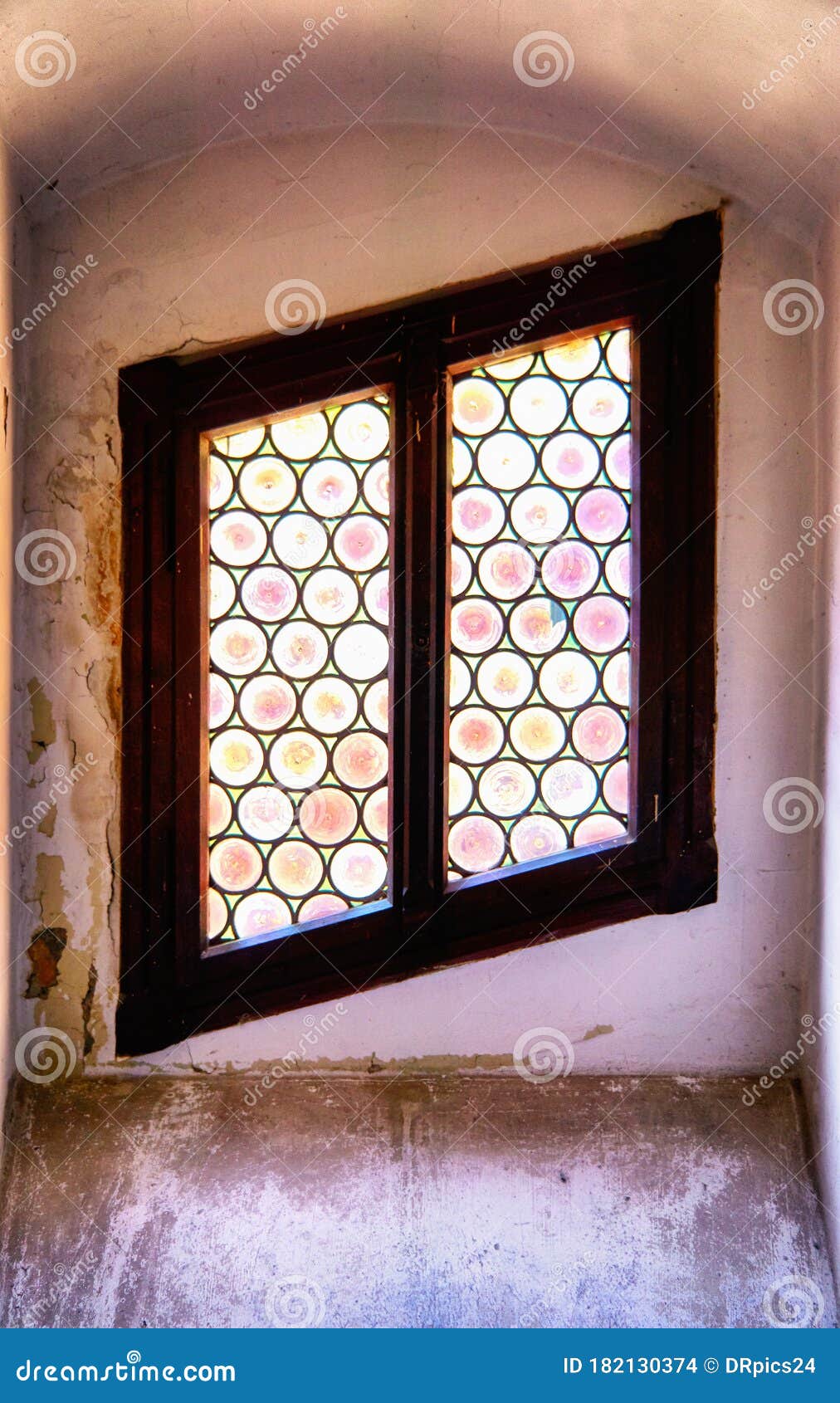 Ventana Decorativa De Vidrio De Plomo En Marco De Madera Foto de archivo -  Imagen de arco, primer: 182130374