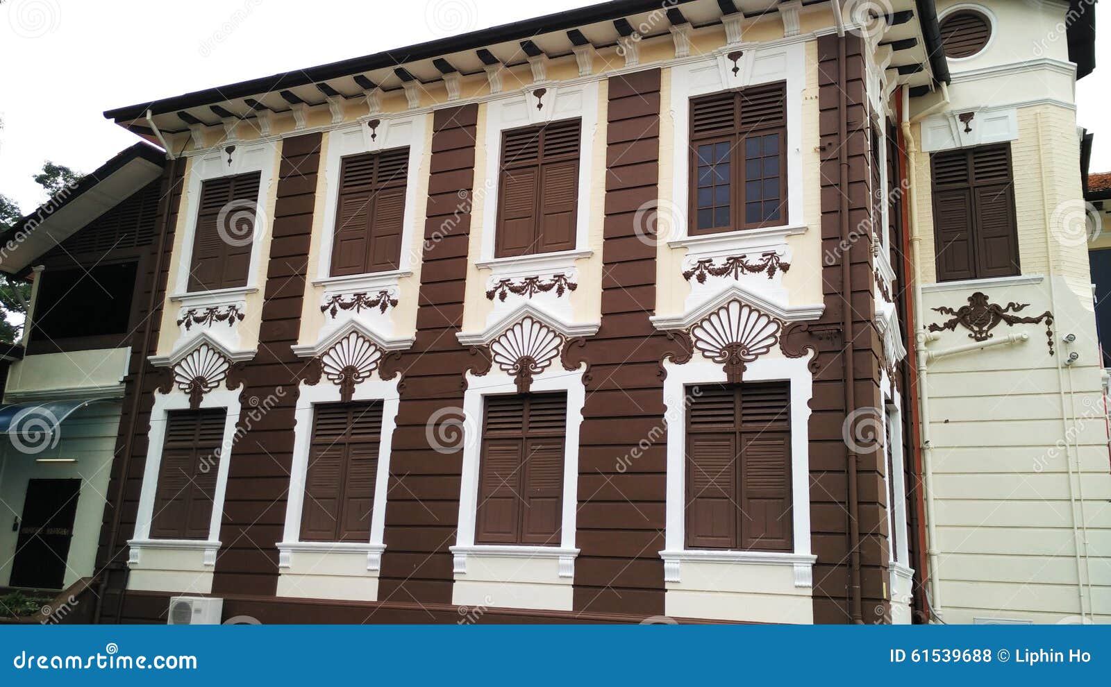 Ventana Del Marco De Madera Con El Modelo Blanco De La Pared Foto de