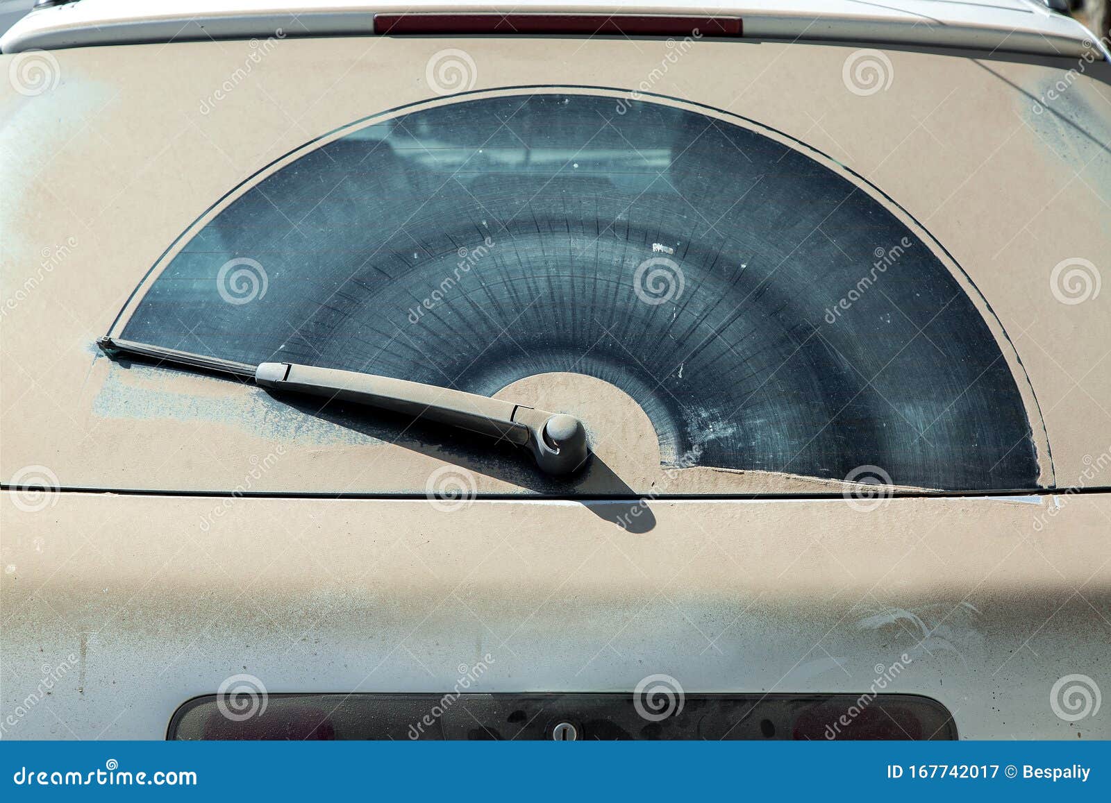 parabrisas trasero con limpiaparabrisas coche sucio en una capa de polvo y  suciedad seca, primer plano sobre el tema del coche. fotografía de coche  Fotografía de stock - Alamy