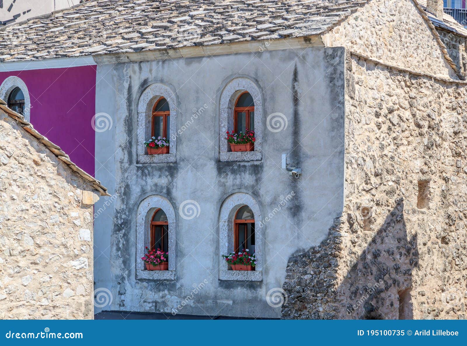 Ventanas Antiguas Decoradas Con Flores En Una Casa Antigua Imagen de  archivo - Imagen de cubo, exterior: 195100735