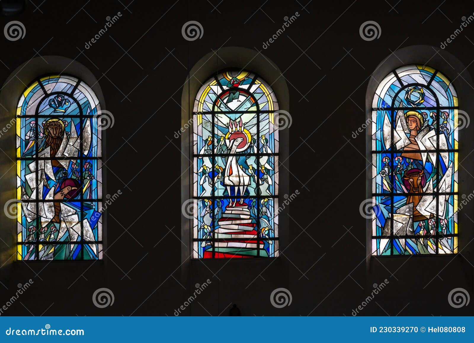 Iglesia catolica con ventanas de colores Stock Photo