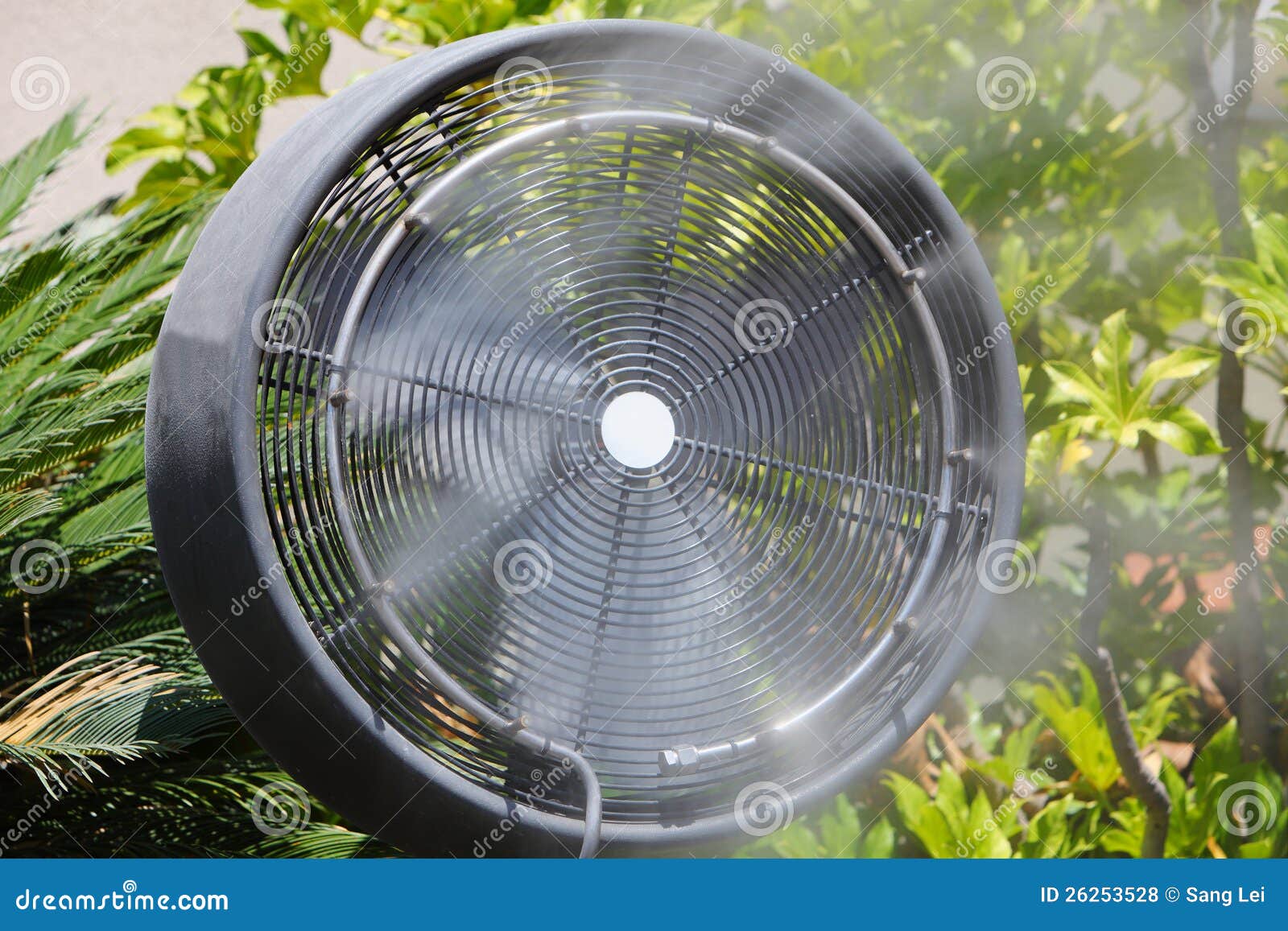 Ventilador Del Agua En Verano Foto de archivo - Imagen de verano
