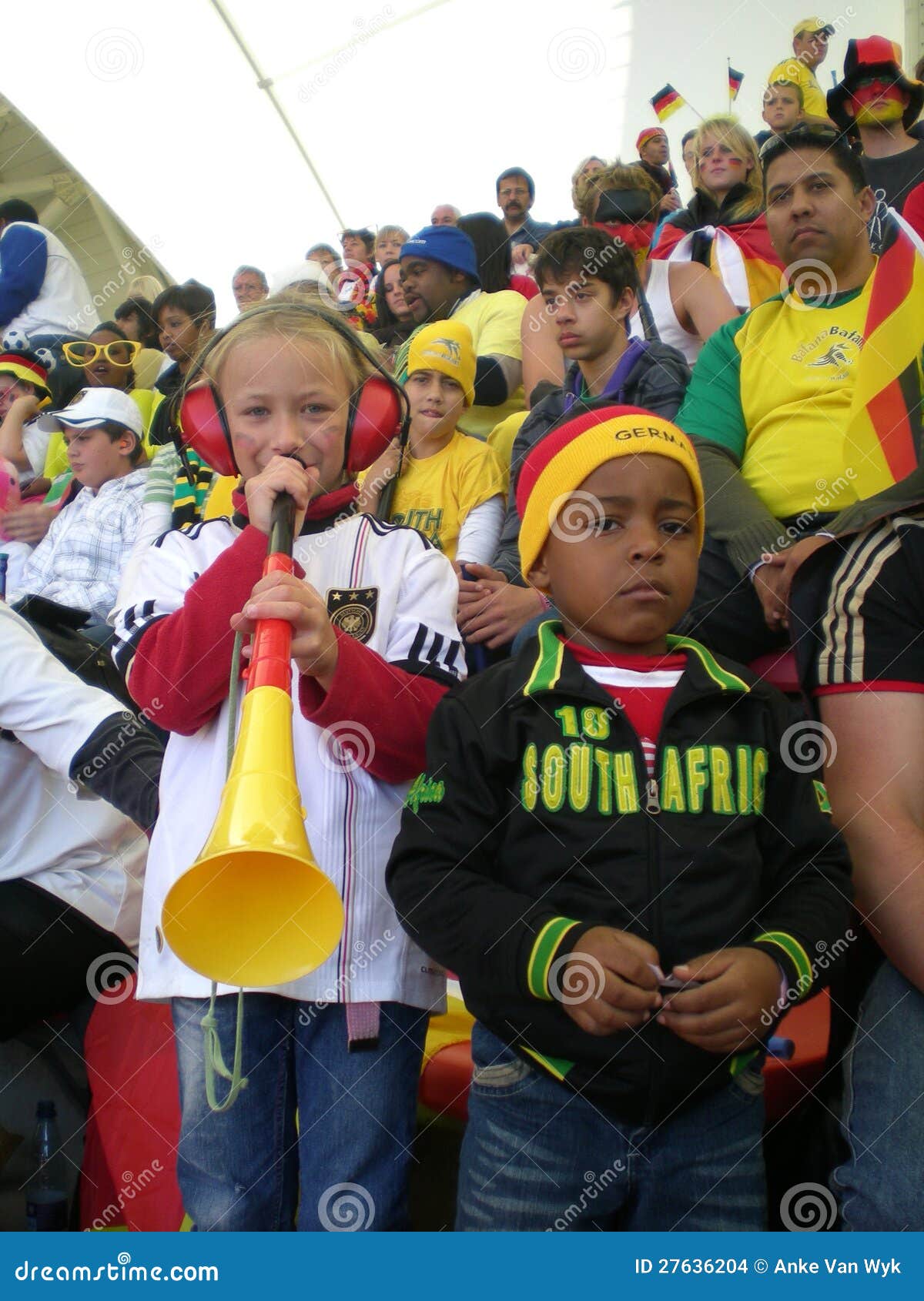 Ventiladores alemanes de la taza de mundo del fútbol. Un grupo para arriba vestidos de fanáticos del fútbol alemanes decepcionantes jovenes y viejos con Vuvuzela que utiliza a las personas de fútbol de Alemania en el estadio (Serbia contra Alemania, 18.06.2010, Port Elizabeth durante la taza de mundo del fútbol 2010 en Suráfrica).