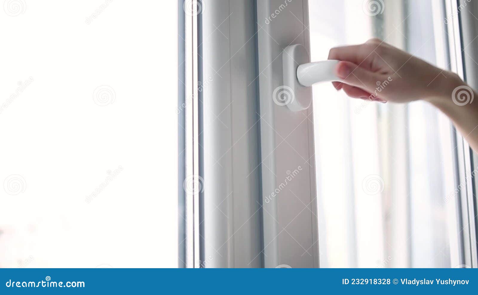 Ventilation Maison Femme Ouverture Main Blanc Fenêtre Pvc Ralenti Banque De  Vidéos - Vidéo du trame, mauvais: 232918328
