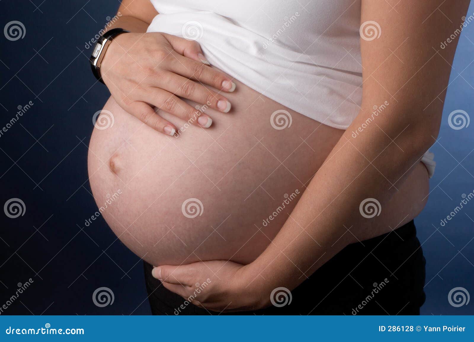Ventre de femmes enceintes photo stock. Image du naissance 286128
