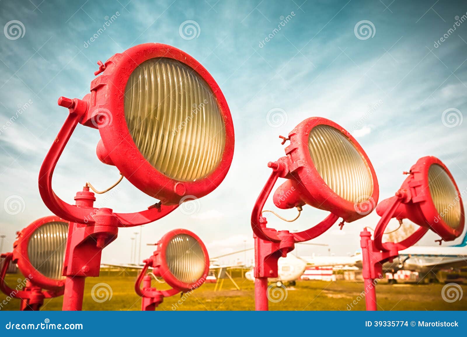 Veraltetes Flugzeug Die Lampen Einer Landebahn Stockfoto Bild Von Retro Lampe 39335774