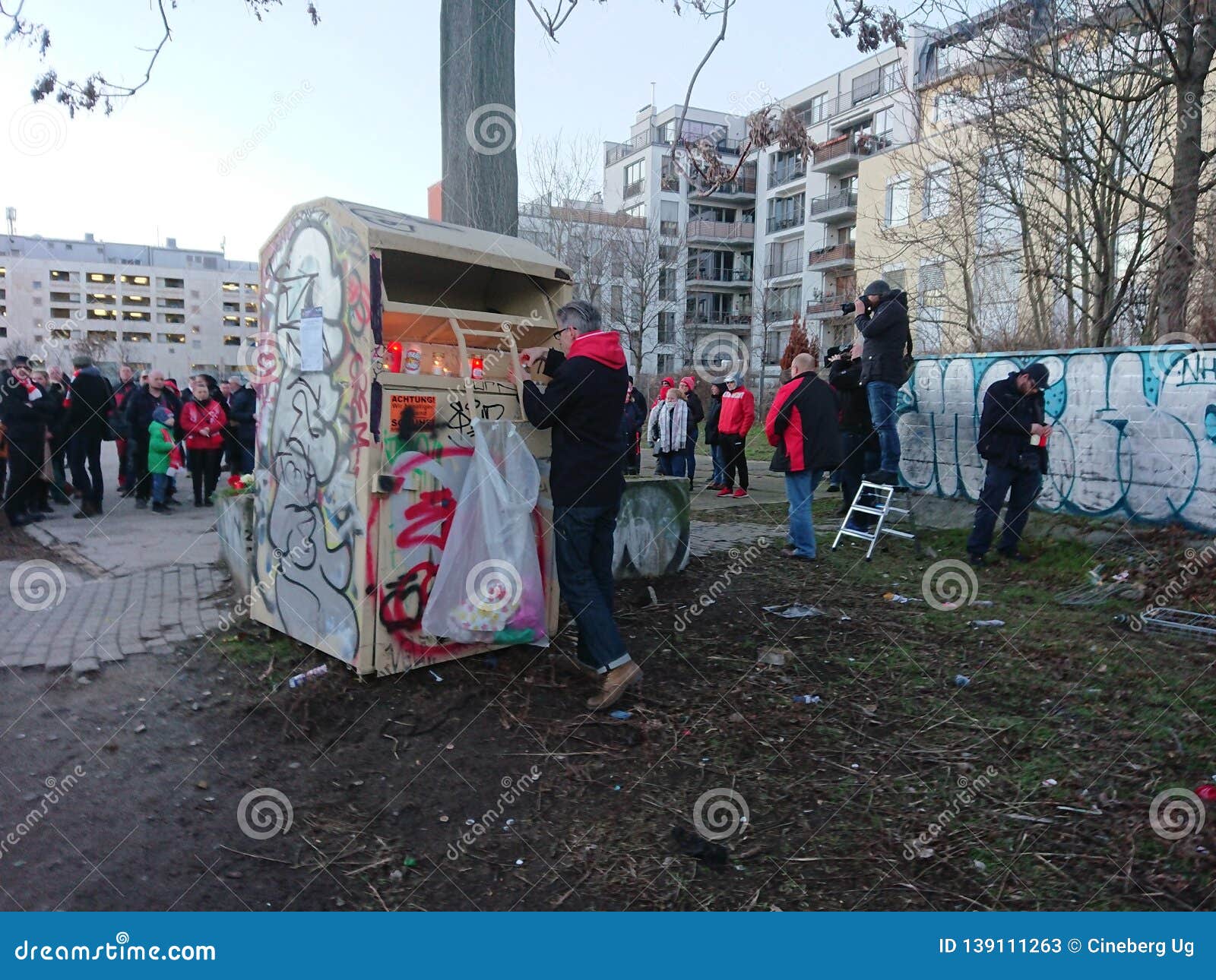 Verbands-Berlin-Fans, die einen ermordeten 19-jährigen Mann beklagen. Berlin, Deutschland - 11. Februar 2019: Verbands-Berlin-Fußballverein, den Fans einen jungen Fan beklagen, erstach zwei Tage vorher im Parkplatz der Netto-Supermarktniederlassung in Stahlheimer Strasse, Prenzlauer-Bergbezirk