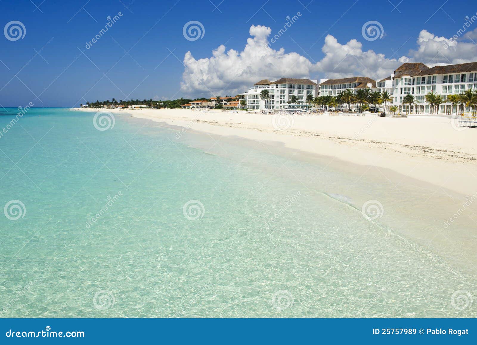 Verbazend wit zand Caraïbisch strand. Groot schot voor vakantie en vakantie. Het Playa del Carmen is een grote reisbestemming