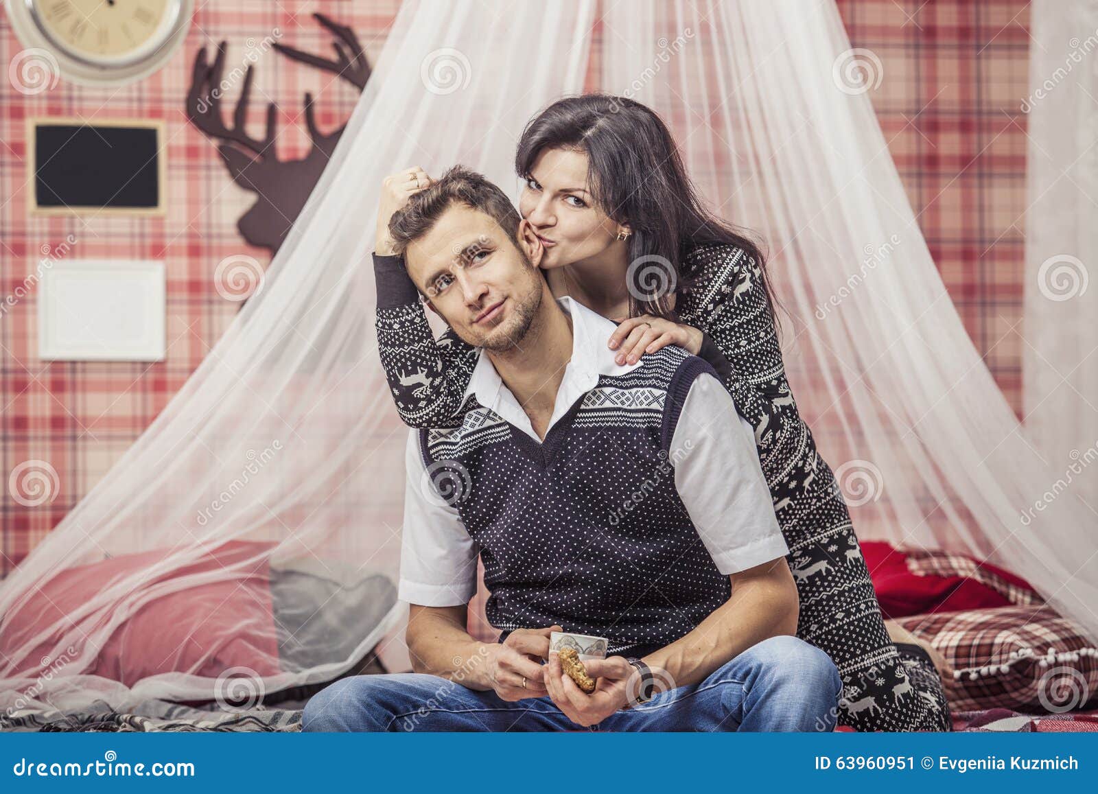 Verbinden sie den mann und frau im schlafzimmer zu hause tee mit ... Schlafzimmer mann