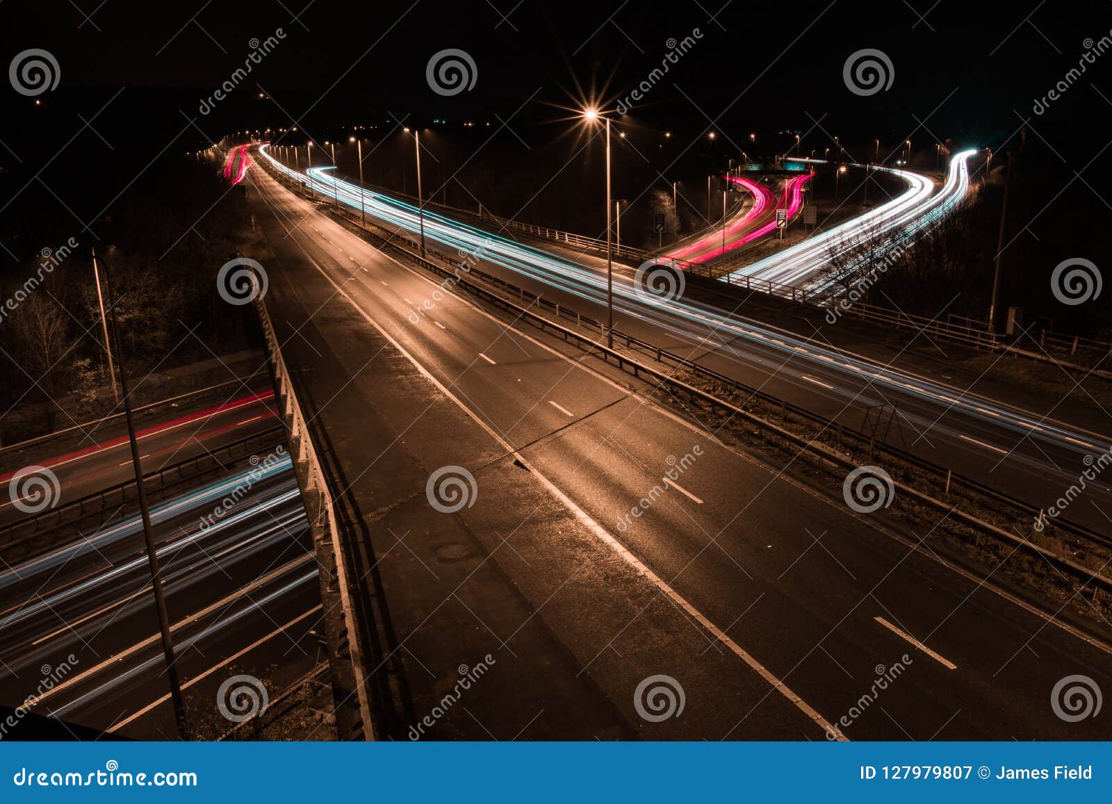 Verbinding 5 van M25 bij Nacht Lange Blootstelling. Nachtfoto die over verbinding 5 van M25, met A21 kijken hieronder overgaand over M25 en samenvoegend op de achtergrond Langzaam blind om de slepen van licht aan bij beweging aan het beeld te krijgen