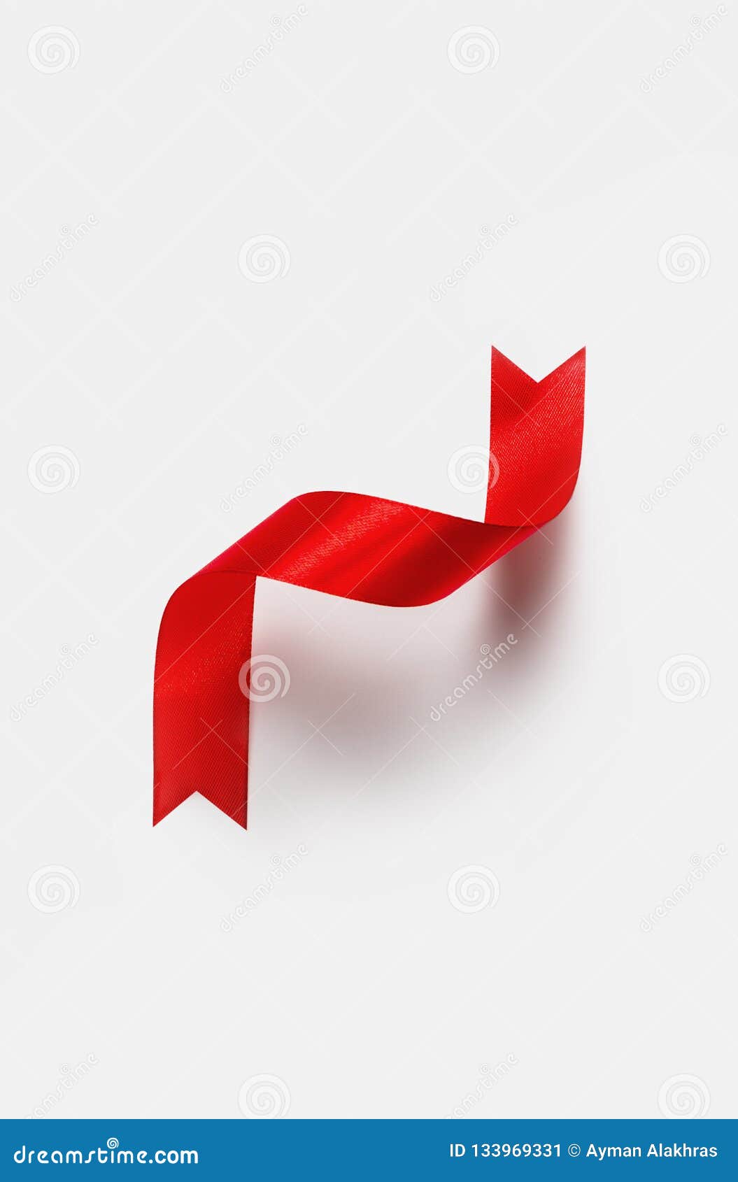 Verdrehte Rote Form Des Bandes Z Des Satins Teilte Vertikale Fahne Auf Weiss Stockbild Bild Von Pfeil Halb 133969331