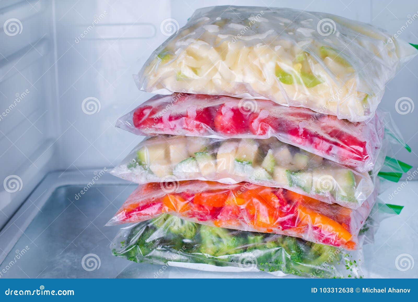 Verduras Congeladas En Bolsos En Refrigerador Foto de archivo - Imagen de  comida, helada: 103312638