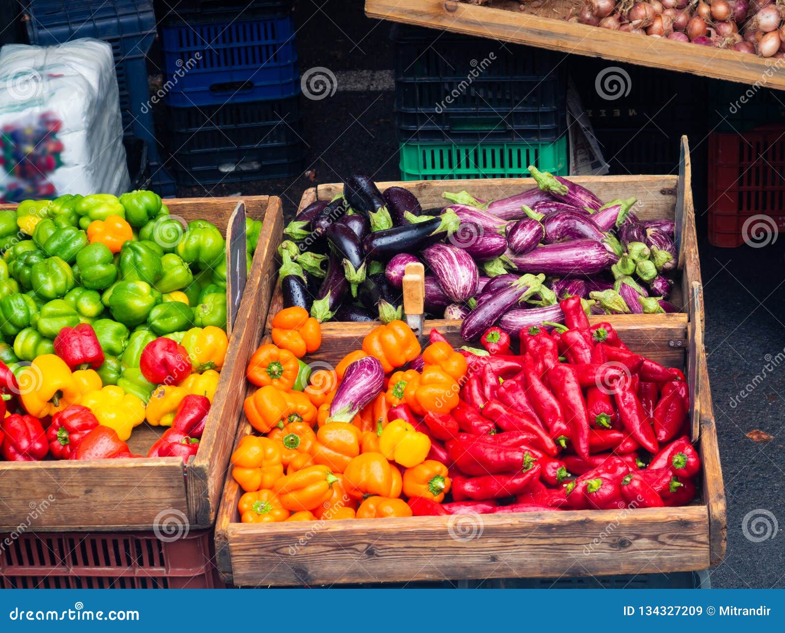 Verduras En Cajones De Madera Imagen de archivo Imagen de fresco