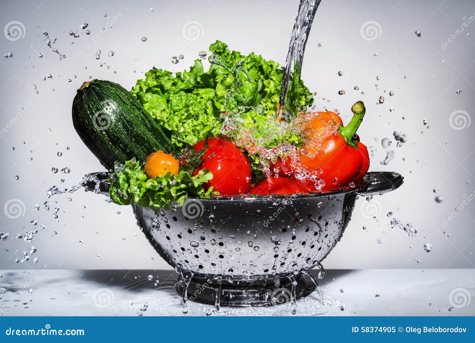 Verduras en un colador debajo de la agua corriente