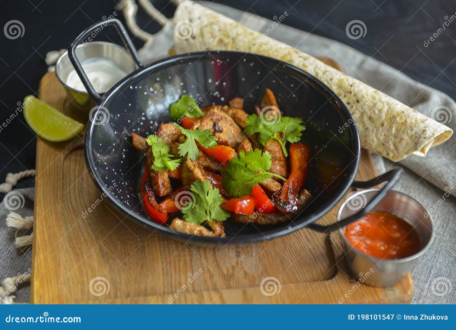 Verduras Y Carnes En Sartén Servidas Con Pan De Lava Y Diferentes Tipos De  Salsa Cerrar Foto de archivo - Imagen de anaranjado, sano: 198209748