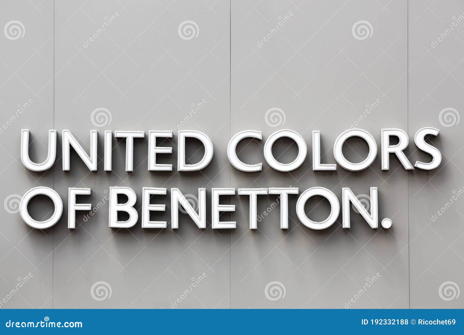 kust banner Haat Verenigde Kleuren Van Het Benetton - Logo Op Een Muur Redactionele Stock  Foto - Image of kleding, manier: 192332188