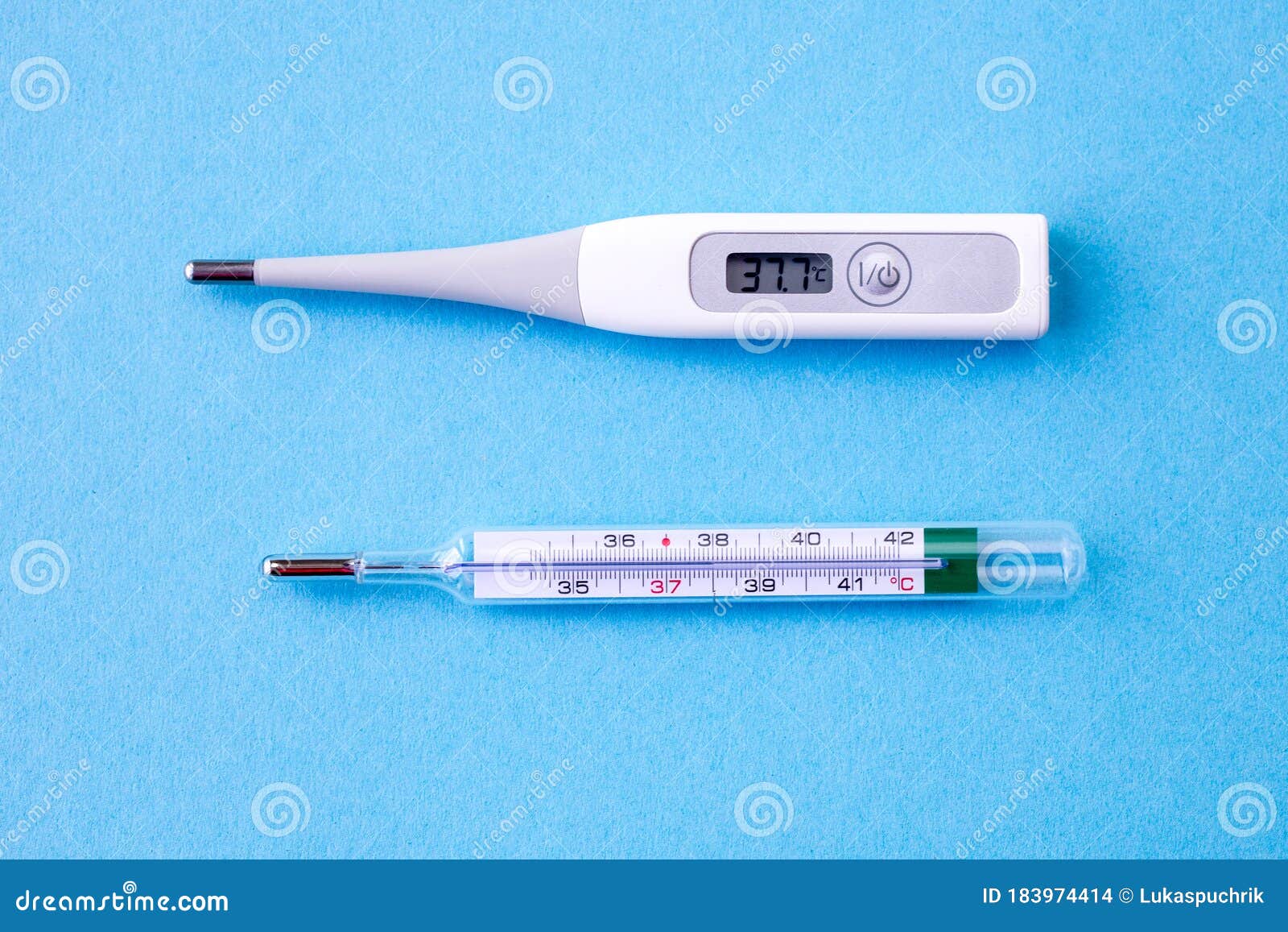 driehoek Toegangsprijs Tweet Vergelijking Van Digitale En Analoge Thermometer Op Blauwe Achtergrond  Stock Foto - Image of hitte, griep: 183974414