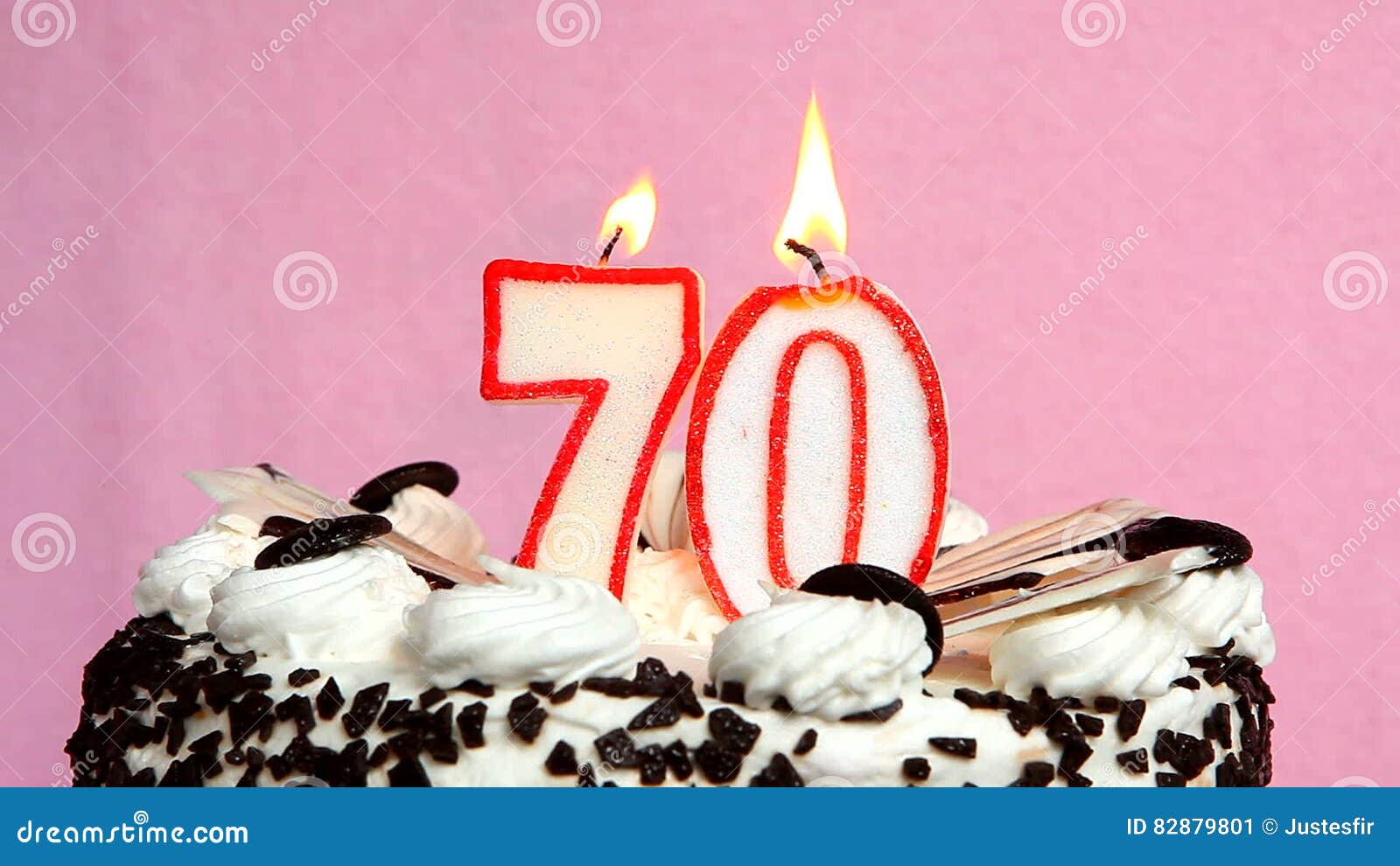 Somatische cel Carrière aanvaarden Verjaardag 70 Jaar Met Cake En Kaarsen Op Roze Achtergrond Stock Video -  Video of blazen, kaarsen: 82879801